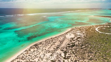 Osprey Körfezi WA 'nın panoramik hava manzarası. Parlak güneş ışığı altında tekne, resif ve manzaralı kıyı şeridi..