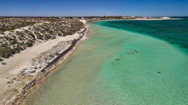 Mercan resifi ve tropikal deniz manzaralı Coral Bay Batı Avustralya 'nın panoramik hava manzarası.