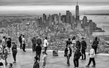 New York City, ABD - 16 Haziran 2025: New York manzaralı yüksek katlı bir binada duran turistlerin kentsel fotoğrafları.