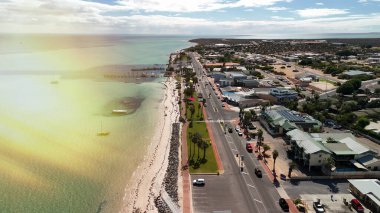 Güneşli bir günde kıyı şeridi ve turkuaz sularıyla Batı Avustralya 'daki Denham kasabasının hava manzarası..