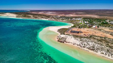 Mercan resifi ve tropikal deniz manzaralı Coral Bay Batı Avustralya 'nın panoramik hava manzarası.