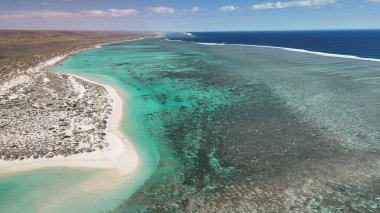Dünya Savaşı 'ndaki Turkuaz Körfezi' nin resif, dalga ve tropikal manzaralı panoramik hava manzarası..