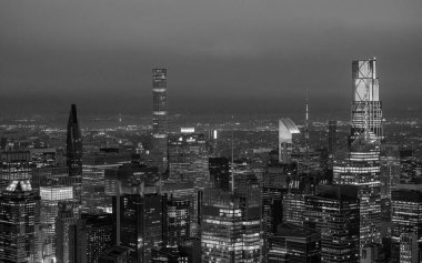 NYC Manhattan 'ın kuşbakışı panoraması şehir ışıklarını ve şehir planlarını vurguluyor. 