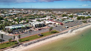 Güneşli bir günde kıyı şeridi ve turkuaz sularıyla Batı Avustralya 'daki Denham kasabasının hava manzarası..