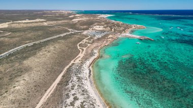 Batı Avustralya 'daki Mercan Körfezi ve sahil manzarası turkuaz okyanus ve beyaz kumla kaplı..