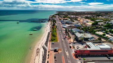 Denham WA 'nın insansız hava aracı panoraması liman, plajlar ve açık mavi gökyüzünü gösteriyor..