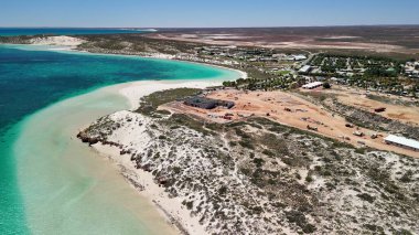 Mercan resifi ve tropikal deniz manzaralı Coral Bay Batı Avustralya 'nın panoramik hava manzarası.