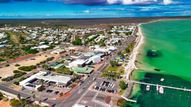 Denham WA 'nın insansız hava aracı panoraması liman, plajlar ve açık mavi gökyüzünü gösteriyor..