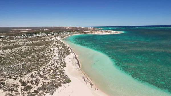 Coral Bay kıyı şeridinin insansız hava görüntüsü temiz mavi suları ve WA 'daki kumlu sahili gösteriyor..