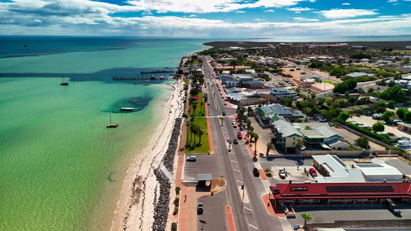 Denham WA 'nın insansız hava aracı panoraması liman, plajlar ve açık mavi gökyüzünü gösteriyor..