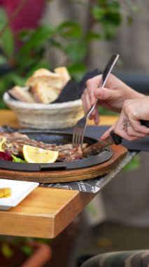 Açık havada bir İtalyan restoranında yemek yerken masada geleneksel yemekler yemek..