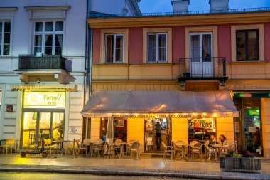 Varşova - 11 Ekim 2025 Varşova 'nın canlı Nowy swiat Caddesi ve aydınlanmış mimarisinin yer aldığı kentsel gece sahnesi. 