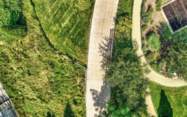 Milenyum Parkı ve Chicago ikonik simgelerinin panoramik hava perspektifi. 