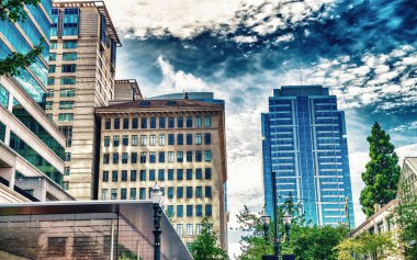 Portland, Oregon - 18 Ağustos 2017: Güneşli bir yaz gününde şehir sokakları ve binalar.