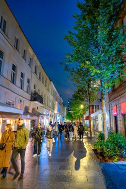 Varşova, Polonya - 10 Ekim 2025 Varşova gece hayatı, kalabalık sokaklar ve hareketli ışıklarla dolu..