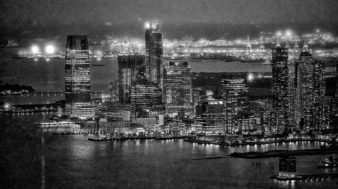 NYC Manhattan 'ın kuşbakışı panoraması şehir ışıklarını ve şehir planlarını vurguluyor. 