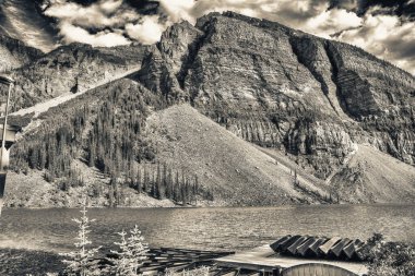 Moraine Gölü, Kanada - 14 Temmuz 2024: Moraine Gölü - Vibrant Reflections and Rugged Canadian Rockies.