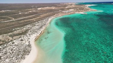 Mercan resifi ve tropikal deniz manzaralı Coral Bay Batı Avustralya 'nın panoramik hava manzarası.