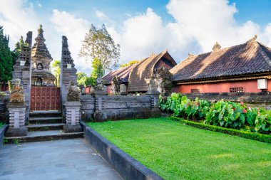 Bedugul Bali Endonezya 'daki Pura Ulun Danu Beratan tapınağı arkasında dağlar olan sakin göl sularını yansıtıyor.