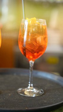 Şık yemekler için bir restoran masasında kırmızı cam kaselerde servis edilen çeşitli aperatifler..