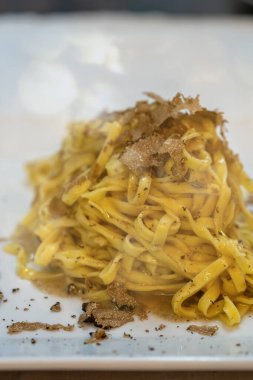 Restoranda otantik İtalyan tatları ve sunumuyla yenen gurme makarna yemeği.