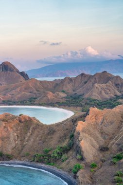 Padar Adası 'ndan Komodo Ulusal Parkı' nın altın gündoğumu sırasında çekilmiş görüntüsü..