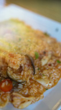 Lezzetli bir porsiyon pirinç güzel bir restoranda zarif bir şekilde sunuluyor..