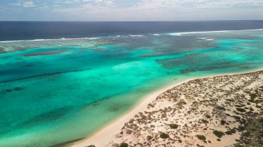 Osprey Körfezi WA 'nın panoramik hava manzarası. Parlak güneş ışığı altında tekne, resif ve manzaralı kıyı şeridi..