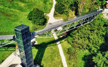 Hallstatt izleme platformunun çarpıcı hava görüntüsü, tarihi köy ve dağlık çevre manzarası.
