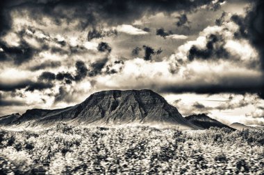 İzlanda 'nın güzel dağları yaz günbatımında.