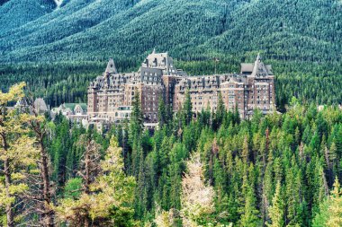 Fairmont Banff Springs Şatosu yaz mevsiminde.