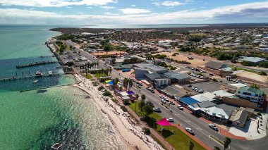 Güneşli bir günde kıyı şeridi ve turkuaz sularıyla Batı Avustralya 'daki Denham kasabasının hava manzarası..
