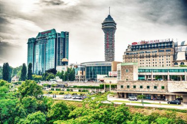 Niagara Şelalesi, Ontario. Geceleri Skylon Kulesi.