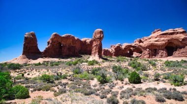Kırmızı kayalar ve çöl manzaralı Arches Ulusal Parkı 'nın güzel yaz manzarası.