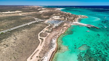 Batı Avustralya 'daki Mercan Körfezi ve sahil manzarası turkuaz okyanus ve beyaz kumla kaplı..