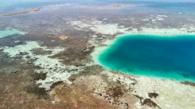 Mercan resifini ve açık tropikal denizi vurgulayan Pulau Karangan Komodo 'nun manzarası.