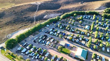 Mercan resifi ve tropikal deniz manzaralı Coral Bay Batı Avustralya 'nın panoramik hava manzarası.