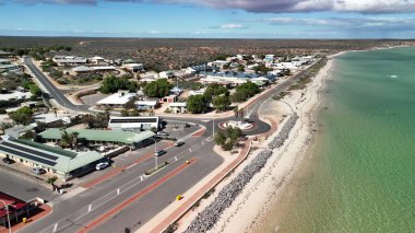 Güneşli bir günde kıyı şeridi ve turkuaz sularıyla Batı Avustralya 'daki Denham kasabasının hava manzarası..