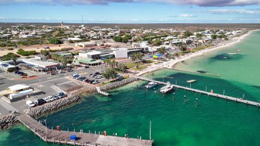 Güneşli bir günde kıyı şeridi ve turkuaz sularıyla Batı Avustralya 'daki Denham kasabasının hava manzarası..