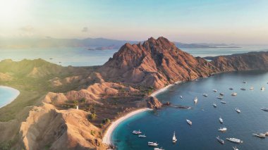 Padar Adası 'nın sabah manzarası İHA ile Komodo Ulusal Parkı' ndan yakalandı..