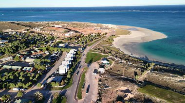 Batı Avustralya 'daki Mercan Körfezi ve sahil manzarası turkuaz okyanus ve beyaz kumla kaplı..