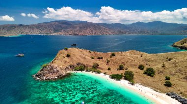 Komodo Ulusal Parkı 'ndaki canlı mercan renkli kumla ünlü Pembe Kumsal' ın hava manzarası..