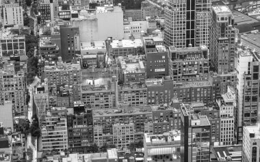 New York 'ta gece vakti gökdelenlerin ve sokakların aydınlatıldığı Manhattan' ın hava manzarası.