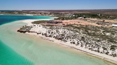 Mercan resifi ve tropikal deniz manzaralı Coral Bay Batı Avustralya 'nın panoramik hava manzarası.