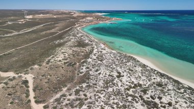 Batı Avustralya 'daki Mercan Körfezi ve sahil manzarası turkuaz okyanus ve beyaz kumla kaplı..
