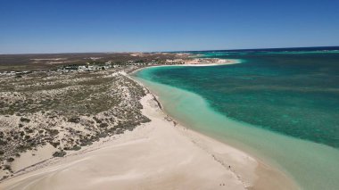 Mercan resifi ve tropikal deniz manzaralı Coral Bay Batı Avustralya 'nın panoramik hava manzarası.