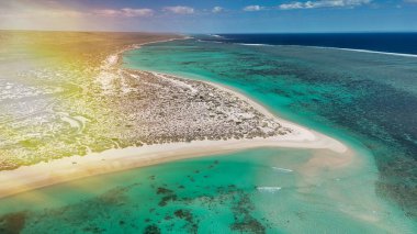 Exmouth 'taki Turkuaz Sahili' nin insansız hava aracı görüntüleri beyaz kum ve turkuaz okyanusu gösteriyor..