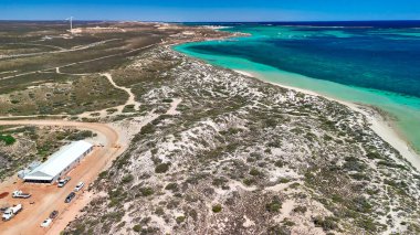 Mercan resifi ve tropikal deniz manzaralı Coral Bay Batı Avustralya 'nın panoramik hava manzarası.