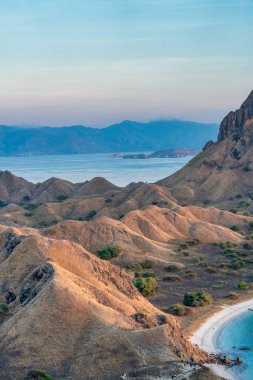 Padar Adası 'nın fantastik hava manzarası Komodo Ulusal Parkı üzerinde güneşin doğuşunu yakalıyor..