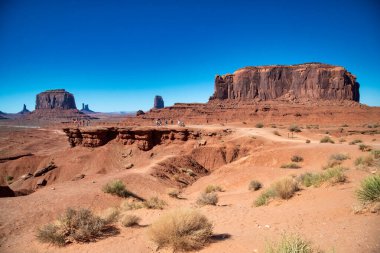 İkonik kumtaşı oluşumları ve kurak yaz arazisiyle anıt vadisinin manzarası.